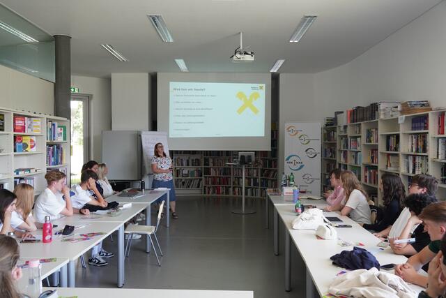 Die Schülerinnen und Schüler lauschten gespannt dem Vortrag von Doris Katzengruber vom Raiffeisenverband Salzburg zum Thema Finanzen. | Foto: Emanuel Hasenauer