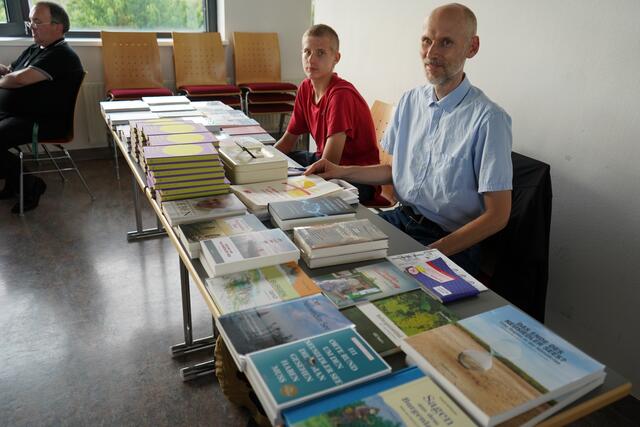 Beim Büchertisch des Büchershop der katholischen Diözese Eisenstadt  | Foto: Andrea Glatzer