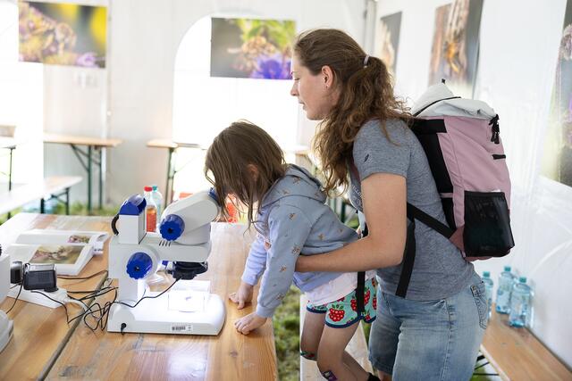 Bei verschiedenen Stationen können die Kinder sich selbst als Forscherinnen und Forscher probieren.  | Foto: René Brunhölzl
