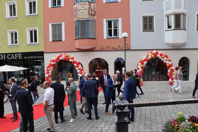 Der Spar-Gründermarkt hat sogar ein goldenes Logo bekommen, das nun den Eingang in Kufstein ziert.  | Foto: Nimpf