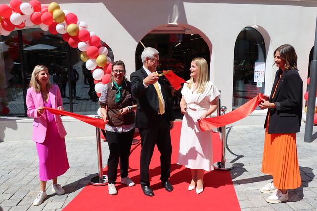 70 Jahre Spar – zu diesem Anlass gab es nicht nur ein großes Fest mit der Spar-Familie Reisch in Kufstein, auch der Spar-Gründermarkt am Unteren Stadtplatz wurde nach seinem Umbau wieder eröffnet. | Foto: Nimpf