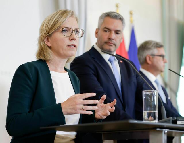 Gewessler will heute dem EU-Renaturierungsgesetz zustimmen, der Kanzler droht ihr mit Klage. | Foto: BKA