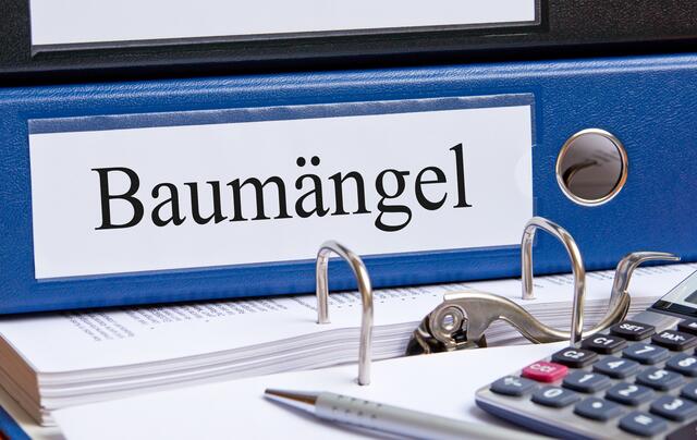 Beim Dach besteht aufgrund loser Ziegel sogar Lebensgefahr. (Symbolfoto) | Foto: stock.adobe.com/at/DOC RABE Media