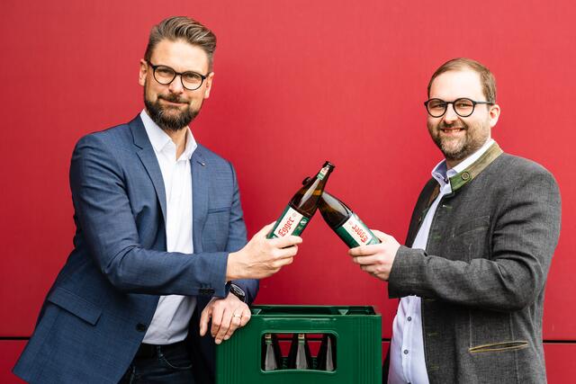 Geschäftsführer Reinhard Grießler und Braumeister Johannes Meister stoßen auf den Start der Fußball-EM an. | Foto: Patrick Salfinger Fotografie/Privatbrauerei Egger