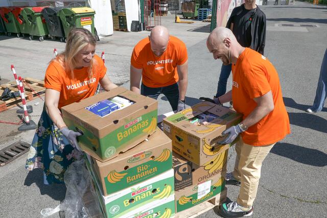 Hilfe beim Transport der Waren. | Foto: Max Spitzauer
