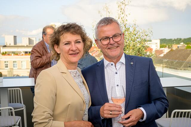 Bei der Silent-Auction in der Welser Skybar Dachgeflüster konnten im Rahmen einer Veranstaltung rund 14.000 Euro Spenden für die Kinderhilfe gesammelt werden. | Foto: Rene Hauser