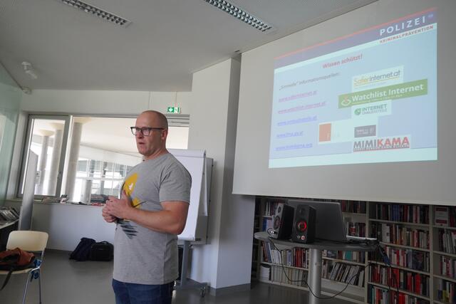 Martin Kaltenegger von der Landespolizei Salzburg bei seinem Vortrag an der HAK I. | Foto: Emanuel Hasenauer
