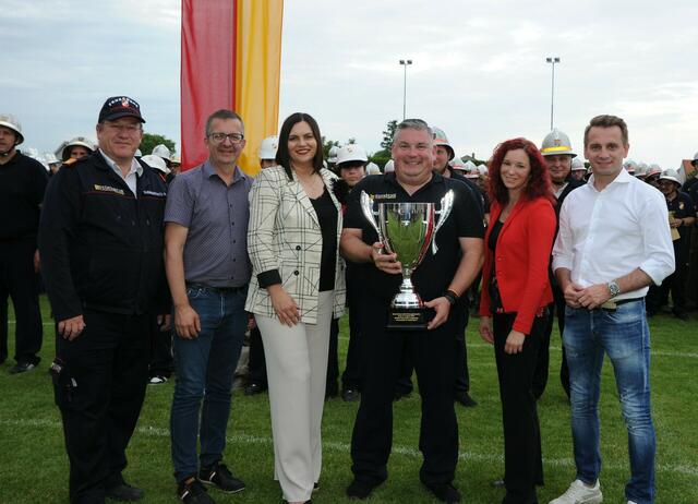Der Pokal für die Veranstalter FF Zagersdorf vertreten durch Feuerwehrkommandant BI Johann Schaffer (3. rechts), mit Bezirksfeuerwehrkommandant OBI Gerald Klemenschitz, LAbg. Bürgermeister Thomas Schmid (Oggau), Landeshauptmann-Stellvertreterin Astrid Eisenkopf, Bezirkshauptfrau-Stellvertreterin Victoria Zukowski (Bezirk Eisenstadt-Umgebung) und Bürgermeister Ivan Grujic (Zagersdorf)
