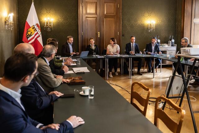 Runder Tisch „Wirtschaftsmotor Holz“ mit Expertinnen und Experten aus der Branche.  | Foto: Land OÖ/Tina Gerstmair