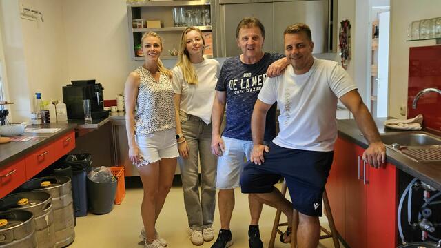 Rechts Manuel Mayerhofer mit seinen freiwilligen Helfern in der Kantine des SV Wienerwald am Sportplatz in Sittendorf | Foto: privat