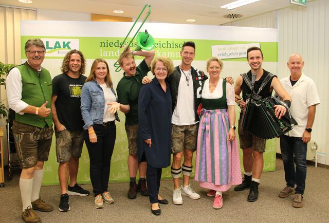 NÖ LAK-Präsident Andreas Freistetter, NÖ LAK-Kammeramtsdirektorin Bianca Pörner, Landesrätin Christiane Teschl-Hofmeister, NÖ LAK-Vizepräsidentin Judith Hartl und NÖ LAK-Vizepräsident Karl Orthaber mit der Band „Die Draufgänger“. | Foto: NÖ LAK