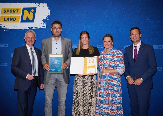 Aus den Händen von Bildungsdirektor Mag. Karl Fritthum (li) und Landtagspräsident Karl Wilfing (re.) erhielt die Mittelschule Waidhofen/Thaya das Gütesiegel verliehen. | Foto: MS Waidhofen/Thaya