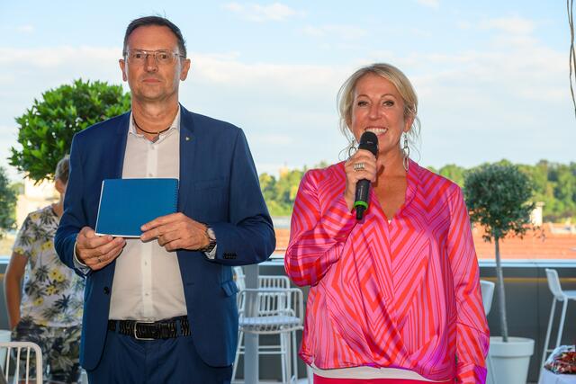 Bei der Silent-Auction in der Welser Skybar Dachgeflüster konnten im Rahmen einer Veranstaltung rund 14.000 Euro Spenden für die Kinderhilfe gesammelt werden. | Foto: Rene Hauser