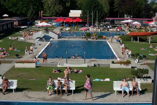 Das Freibad Wilhelmsburg verfügt auch über einen 10 Meter Sprungturm. | Foto: meinbezirk.at