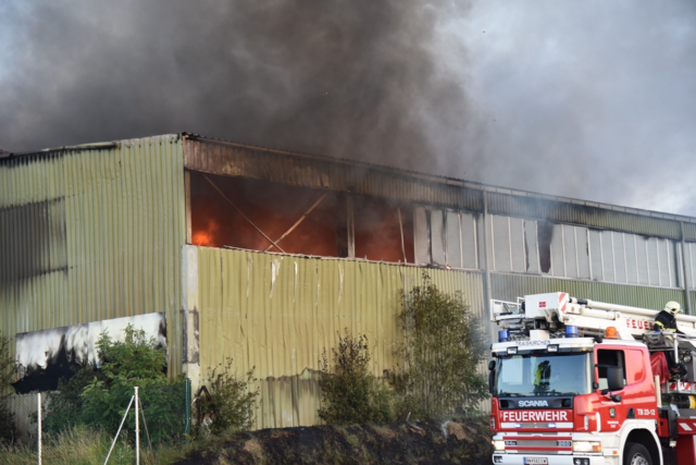Restmüll-Lagerhalle in Traiskirchen stand in Vollbrand. | Foto: Thomas Lenger, Monatrevue