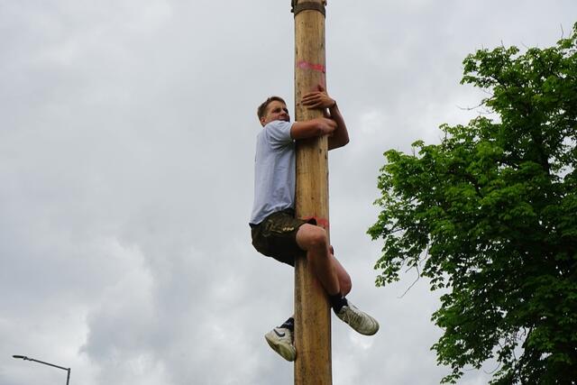 David Leitgeb kletterte beim Maibaumkraxeln den rutschigen Baum 5,2 Meter weit hinauf. | Foto: Stadtgemeinde Köflach