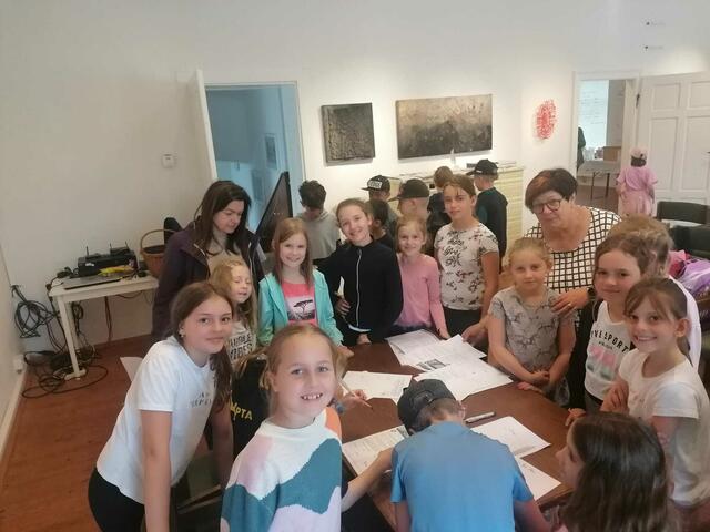 Die Schüler mit den Lehrerinnen Karin Anlauf und Roswitha Mayr. | Foto: VS Tumeltsham