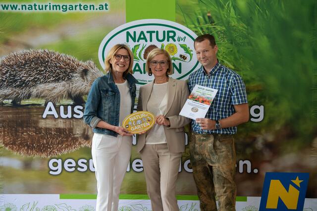 Landeshauptfrau Johanna Mikl-Leitner mit Bürgermeisterin Andrea Völkl und Obergärtner Stefan Praznik. | Foto: L. Swatek