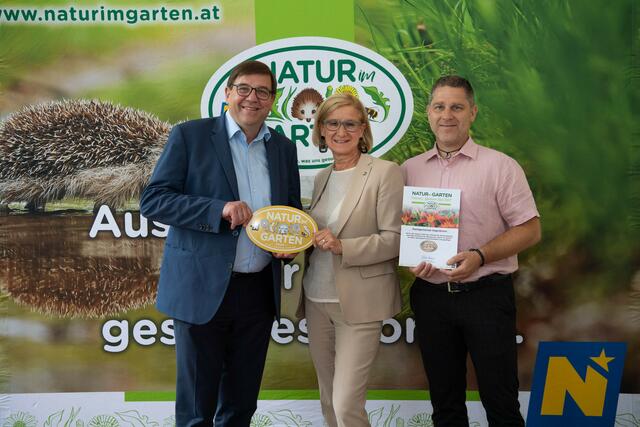 Landeshauptfrau Johanna Mikl-Leitner mit Bürgermeister Michael Oberschil und Markus Lenz (Bauhof).
 

