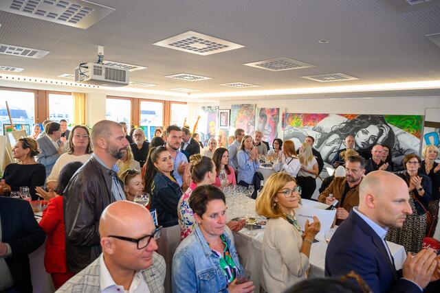 Bei der Silent-Auction in der Welser Skybar Dachgeflüster konnten im Rahmen einer Veranstaltung rund 14.000 Euro Spenden für die Kinderhilfe gesammelt werden. | Foto: Rene Hauser