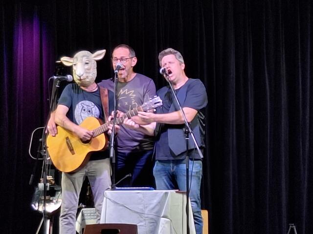 Karl Wappl, Hannes Hofer und Günther Holzer performen ihren humorvollen Song „Dolly“, der das Publikum im FZZRatten zum Lachen brachte und mitreißend unterhielt. | Foto: @M.Breitegger