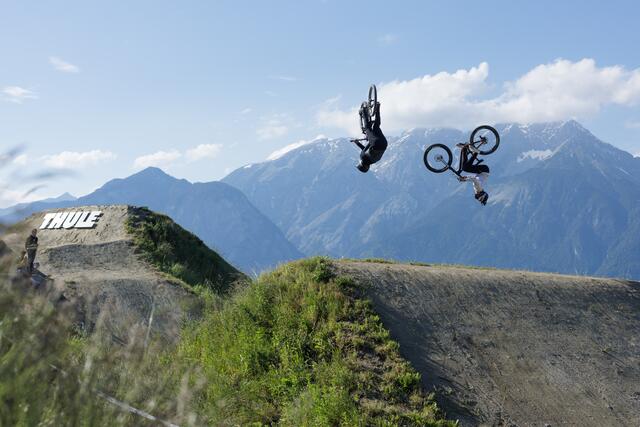 Zwei Biker gleichzeitig auf der Piste – Tempo und Präzision ist hier gefragt. | Foto: Crankworx/Flickr
