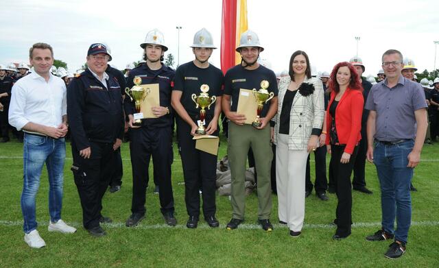 Die Bezirkssieger der Kategorie „Silber A“ Zillingtal 1 (1. Platz), Steinbrunn 1 (2. Platz), Klingenbach 1 (3. Platz) mit Bezirksfeuerwehrkommandant OBI Gerald Klemenschitz, Bürgermeister Ivan Grujic (Zagersdorf), Landeshauptmann-Stellvertreterin Astrid Eisenkopf, Bezirkshauptfrau-Stellvertreterin Victoria Zukowski (Bezirk Eisenstadt-Umgebung) und LAbg. Bürgermeister Thomas Schmid (Oggau)
 | Foto: LMS