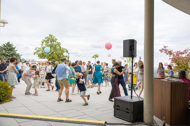 Die Live-Musik sorgte am Cobenzl für gute Stimmung. Das Tanzbein wurde fleißig geschwungen.  | Foto: René Brunhölzl