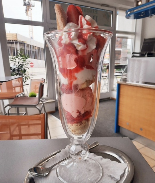 Der Erdbeer-Tiramisu-Becher beim Delphin hat Sarleinsbacher Erdbeeren als Grundlage.  | Foto: Eiscafé Delphin