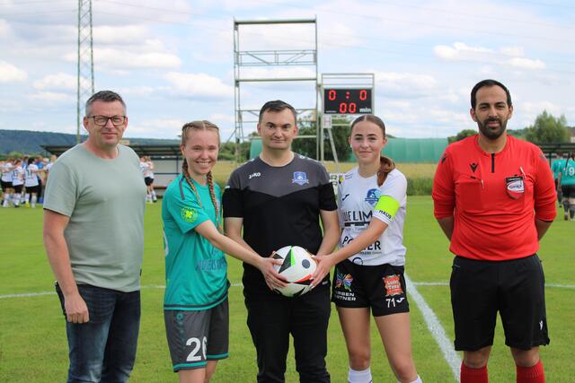Spielpatronanz: Markus Pinter (Matchballsponsor), Chiara Kreiner (Kapitänin Oberhaag), Michael Strini (Matchpatronanz), Hannah Schöberl (Kapitänin Südburgenland 1b), Schiedsrichter Levent Gören