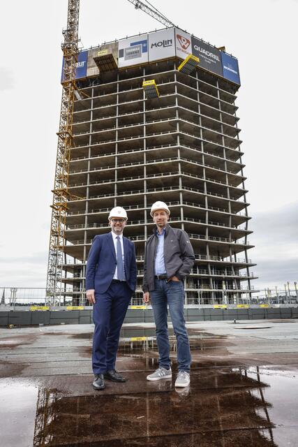 Planungsreferent Stadtrat Dietmar Prammer (links) überzeugt sich mit Oberbauleiter Robert Wizani (Dywidag) vom Baufortschritt.  | Foto: Stadt Linz