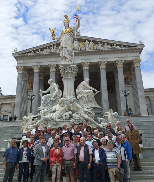 Die Seniorenbund Ortsgruppe Hartkirchen vor dem Parlament in der Bundeshauptstadt. | Foto: OÖ Seniorenbund