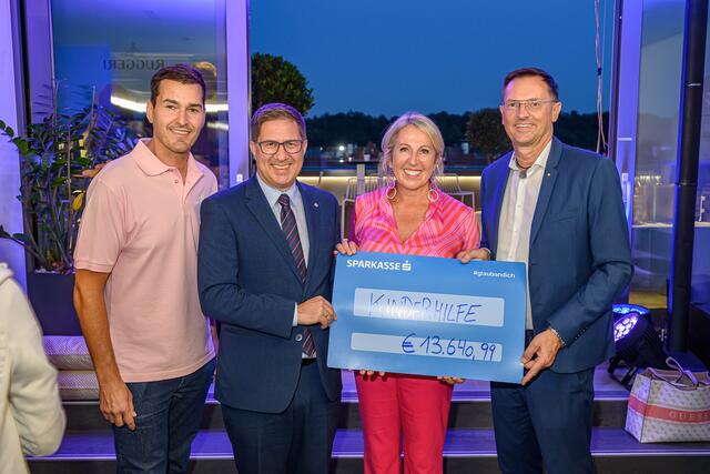(v.l.:) Dachgeflüster-Barchef Patrick Balange mit Bürgermeister Andreas Rabl (FPÖ), Birgit Lorenz von der Kinderhilfe und Sparkassendirektor Robert Reif beider Übergabe des Spendenchecks für die gute Sache. | Foto: Rene Hauser