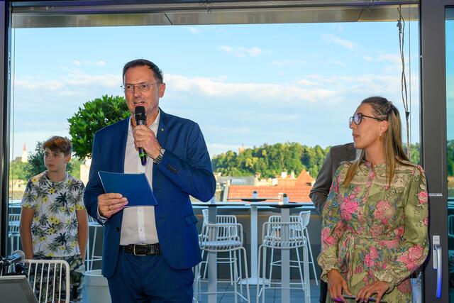 Bei der Silent-Auction in der Welser Skybar Dachgeflüster konnten im Rahmen einer Veranstaltung rund 14.000 Euro Spenden für die Kinderhilfe gesammelt werden. | Foto: Rene Hauser