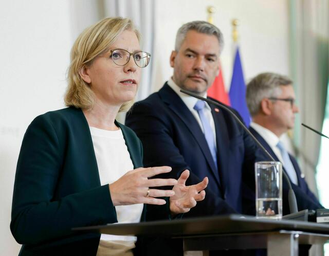 Die Zustimmung von Klimaschutzministerin Leonore Gewessler (Grüne) zum EU-Renaturierungsgesetz sorgt für eine österreichische Regierungskrise. Die ÖVP kündigte eine "Nichtigkeitsklage" vor dem Europäischen Gerichtshof (EuGH) und eine Anzeige wegen "Amtsmissbrauchs" gegen die Ministerin an, die Koalition werde man aber nicht sprengen.  | Foto: BKA