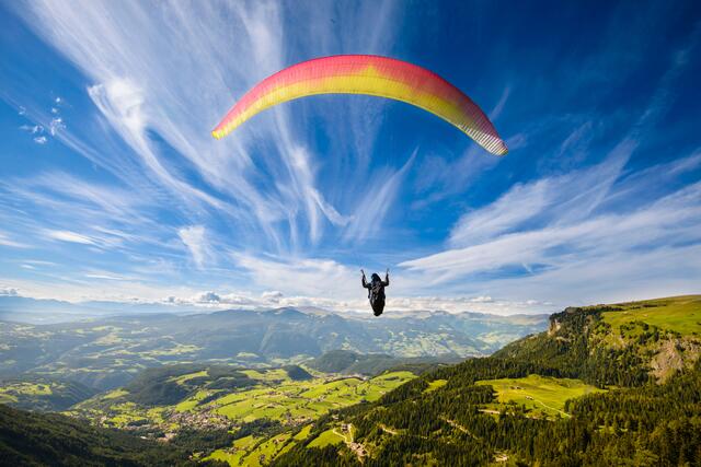 Der Pilot stürzte aus einer Höhe von etwa 15 Metern zu Boden. (Symbolfoto) | Foto: stock.adobe.com/at/oneblink1