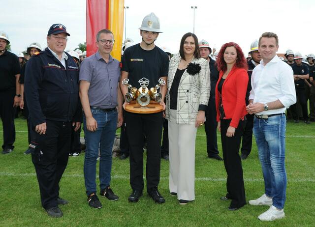 Die Sieger des Wanderpokals (Sieger im Parallelbewerb) Zillingtal 1 mit Bezirksfeuerwehrkommandant OBI Gerald Klemenschitz, LAbg. Bürgermeister Thomas Schmid (Oggau), Landeshauptmann-Stellvertreterin Astrid Eisenkopf, Bezirkshauptfrau-Stellvertreterin Victoria Zukowski (Bezirk Eisenstadt-Umgebung) und Bürgermeister Ivan Grujic (Zagersdorf)
