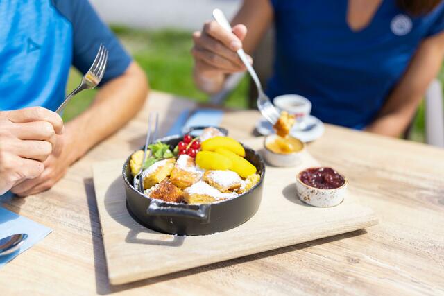 Oft wird der Kaiserschmarrn als große Portion in einer Pfanne serviert, von der dann mehrere Personen essen können. | Foto:  Innsbruck Tourismus / Daniel Zangerl