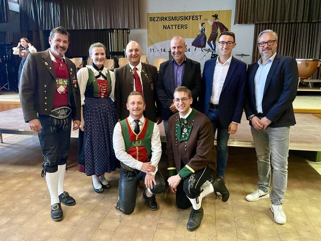Die Bezirksobleute Franz Niederkofler und Madeleine Kindl sowie die Bezirkskapellmeister Erwin Probst und Philipp Haas mit den Mitgliedern der Jury. | Foto: Mair