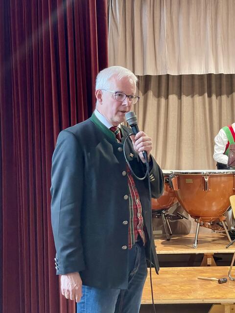 Werner Mayr führte durch das Programm.  | Foto: Mair