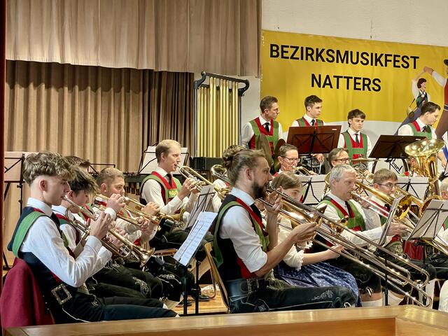 Hochkonzentriert und mit vollem Einsatz gaben rund 400 Musikanten ihr Bestes beim Wertungsspiel in Natters.
 | Foto: Mair