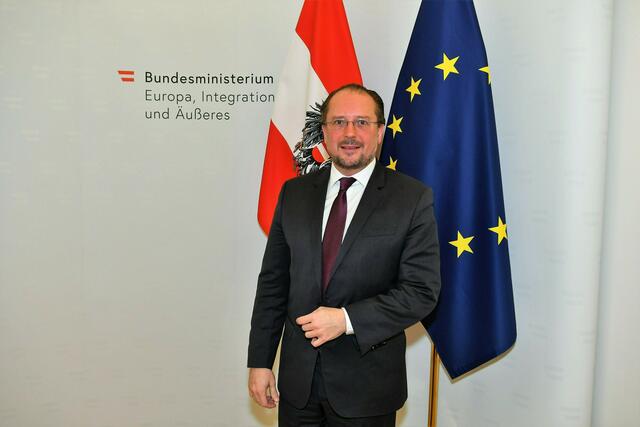 Außenminister Alexander Schallenberg: "RegionalMedien bieten unverzichtbare lokale Einblicke, die unser Verständnis der Welt bereichern - jederzeit, österreichweit und das seit nunmehr 15 Jahren." | Foto: RMA/Spitzauer