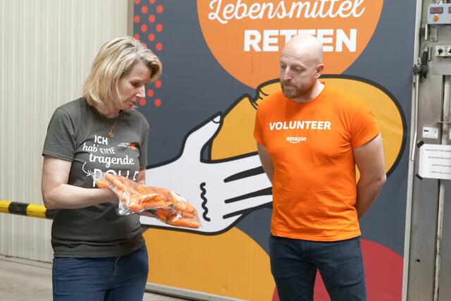 Alexandra Gruber mit Sebastian Sprigade von Amazon im Warenlager der Tafel. | Foto: Max Spitzauer