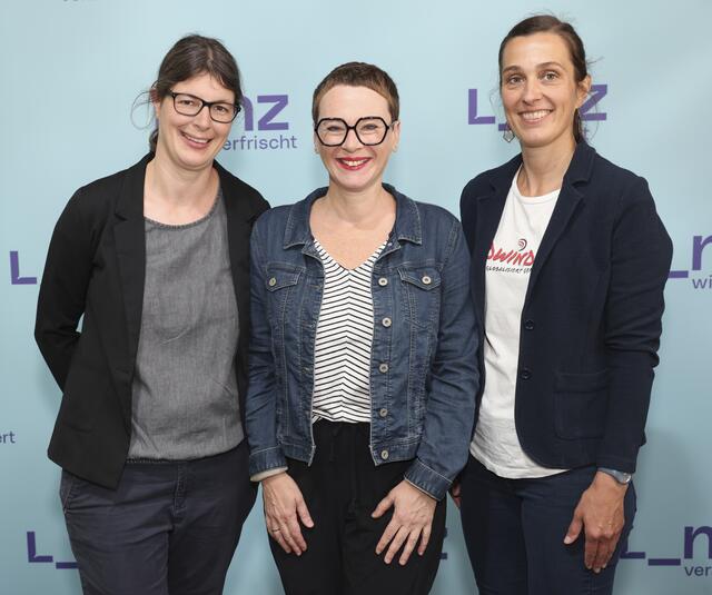 Von links: (v.l.): Nora Niemetz-Wahl, Abteilung Stadtklimatologie und Umwelt, Grünen-Stadträtin Eva Schobesberger und Projektleiterin Julia Weber von Südwind. | Foto: Stadt Linz