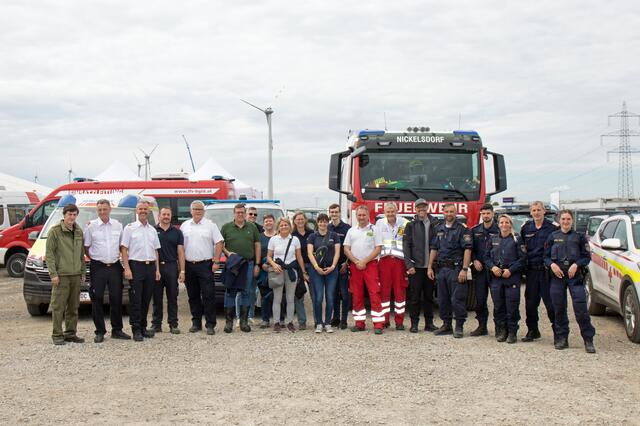 Mitarbeiter der BH Neusiedl am See, des Bezirksfeuerwehrkommandos und des Landesfeuerwehrverbandes sowie der Landespolizeidirektion Burgenland sorgen vom neu befestigten Blaulicht Camp aus für sichere Abläufe am Nova Rock 2024. | Foto: Bgld. Landesmedienservice/LPD Burgenland