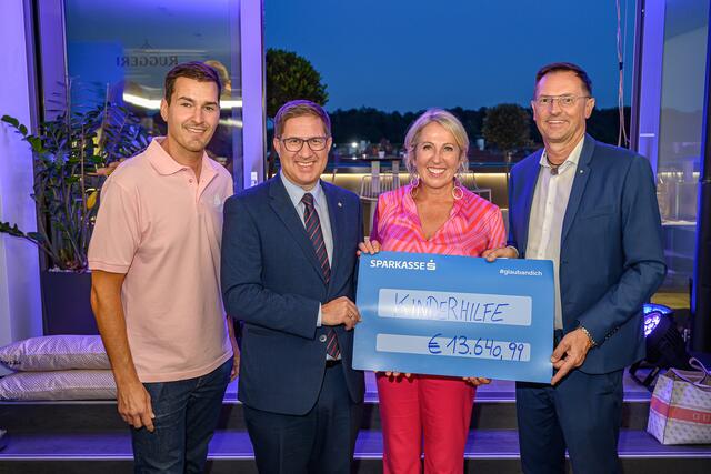 Bei der Silent-Auction in der Welser Skybar Dachgeflüster konnten im Rahmen einer Veranstaltung rund 14.000 Euro Spenden für die Kinderhilfe gesammelt werden. | Foto: Rene Hauser