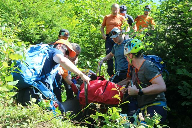 Bei einer weiteren Station wurde aus Gestrüpp eine verunglückte Forstarbeiterin mit schweren Verletzungen, wie u.a. einer Pfählung durch einen Ast im Bein, erstversorgt und geborgen.  | Foto: Bergrettung Salzburg/Maria Riedler
