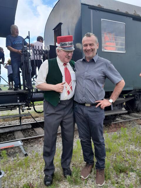 Auch Nationalratsabgeordneter Alois Kainz (re.) war am ehemaligen Bahnhof in Bernschlag anwesend. | Foto: privat