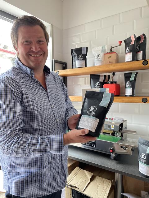 Markus Schneider-Diglas lebt für das Rösten von Kaffee. Mit Cottageroasters führt er eine eigene Grätzlrösterei.  | Foto: Rieger/RMW