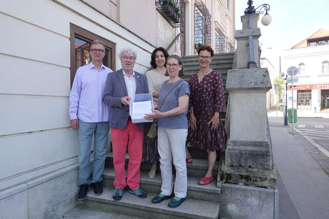 Wolfgang Haas, Matthias Finkentey, Elise Penzias, Irmel Watzel, Elisabeth Beer, Rosa Eppl, Barbara Purth-Strzalka bei der Übergabe von 1780 Unterschriften von Personen, die ein Kino für die Banbenbergerstadt fordern. | Foto: Alexander Papis
